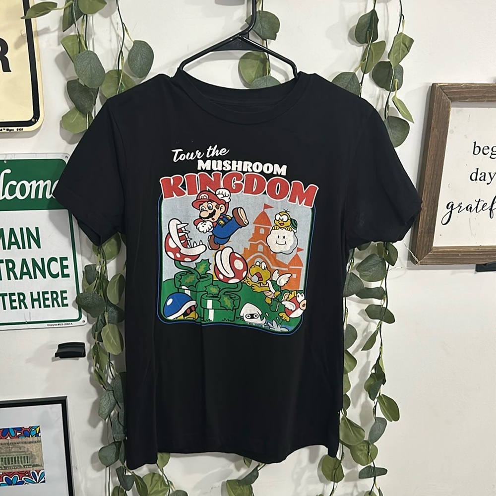 Super Mario Graphic T-shirt. Size Small.